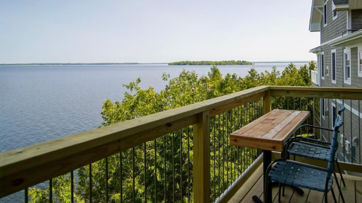 Loza House Coastal Design Unit With Lake & Mountain Views Платсбърг Екстериор снимка